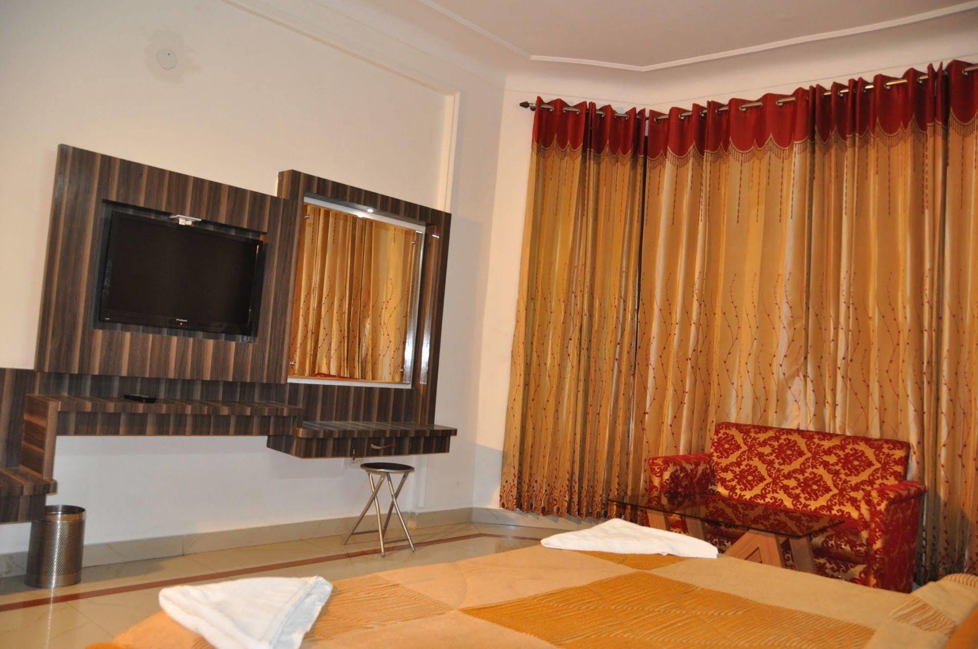 Hotel Bhawani International Katra  Zewnętrze zdjęcie